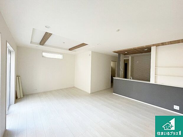 日当たり良好の明るいリビングで朝の目覚めもスッキリできそう！対面キッチンでご家族のコミュニケーションも自然と増える設計！小さなお子様が遊ぶスペースを作っても広々とくつろげるLDK！