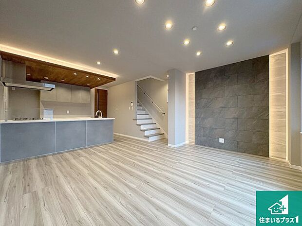 日当たり良好の明るいリビングで朝の目覚めもスッキリできそう！対面キッチンでご家族のコミュニケーションも自然と増える設計！小さなお子様が遊ぶスペースを作っても広々とくつろげるLDK！