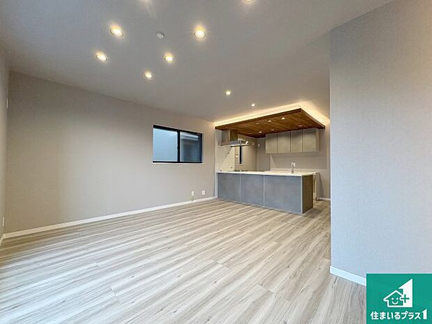 シンプルなリビングは、観葉植物等のインテリアを楽しめますね！パパ好みにも、ママ好みにも家具次第で雰囲気を変えることができます！