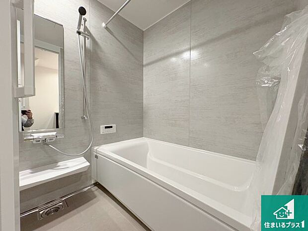 足をゆったり伸ばして寛げる浴槽です。窓が設けられていますので差し込む光が明るく穏やかな雰囲気にしてくれます♪浴室乾燥機も設置しているので、雨の日の洗濯物も安心です♪