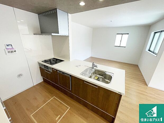 リビングと統一感があり、使い勝手のいいキッチン。広々としているので、二人並んで作業が出来ちゃいます。お子様と一緒に色々なお料理に挑戦できるスペースがあります。