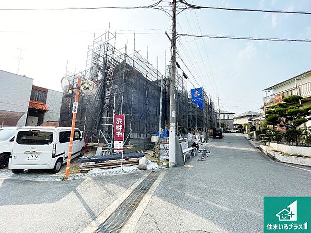 周辺は落ち着いた街並みの住宅地！子育てがしやすい住環境です！まだ未完成ですが、現地でしかわからない事もございます。是非一度ご覧ください。