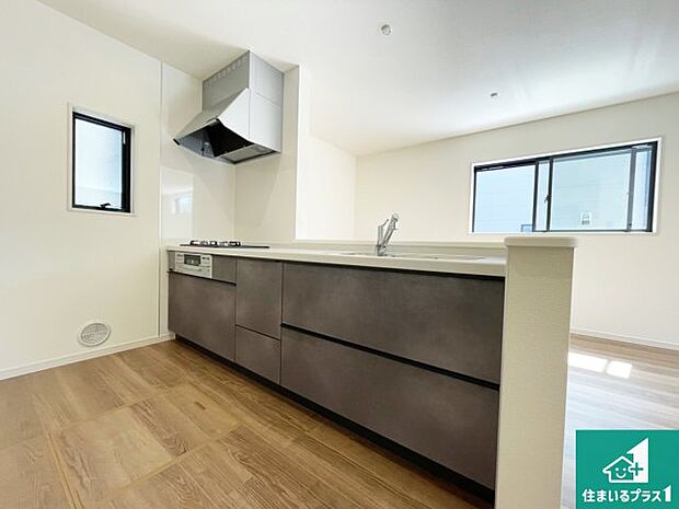 リビングと統一感があり、使い勝手のいいキッチン。広々としているので、二人並んで作業が出来ちゃいます。お子様と一緒に色々なお料理に挑戦できるスペースがあります。