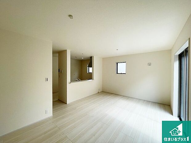 シンプルなリビングは、観葉植物等のインテリアを楽しめますね!パパ好みにも、ママ好みにも家具次第で雰囲気を変えることができます!