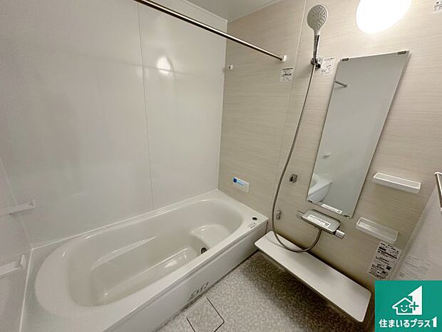 足をゆったり伸ばして寛げる浴槽です。窓が設けられていますので差し込む光が明るく穏やかな雰囲気にしてくれます♪浴室乾燥機も設置しているので、雨の日の洗濯物も安心です♪