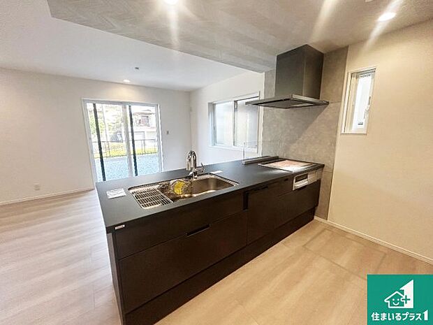 子供を見守りながらお料理が出来るため家族のコミュニケーションか増えます♪スペースが広く確保されている為お子様が大きくなったときは一緒に料理を楽しめます♪