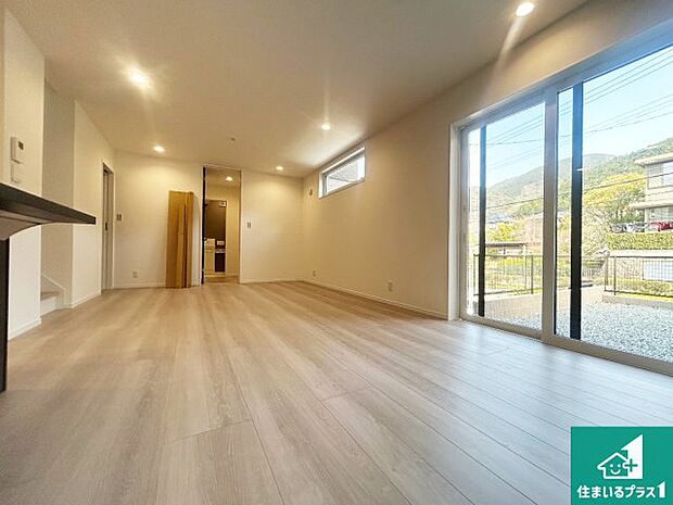 リビングと統一感があり、使い勝手のいいキッチン。広々としているので、二人並んで作業が出来ちゃいます。お子様と一緒に色々なお料理に挑戦できるスペースがあります。