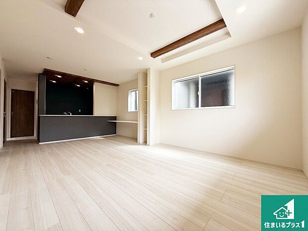 シンプルなリビングは、観葉植物等のインテリアを楽しめますね！パパ好みにも、ママ好みにも家具次第で雰囲気を変えることができます！