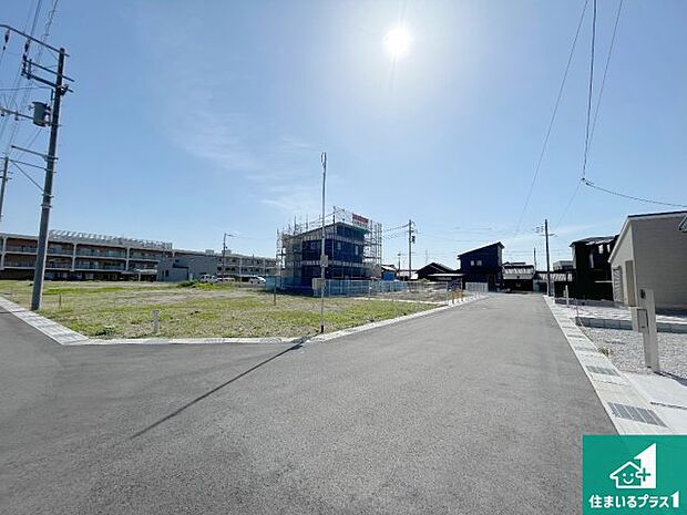 周辺は落ち着いた街並みの住宅地！子育てがしやすい住環境です！まだ未完成ですが、現地でしかわからない事もございます。是非一度ご覧ください。