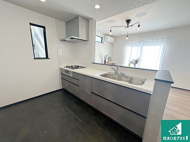 リビングと統一感があり、使い勝手のいいキッチン。広々としているので、二人並んで作業が出来ちゃいます。お子様と一緒に色々なお料理に挑戦できるスペースがあります。