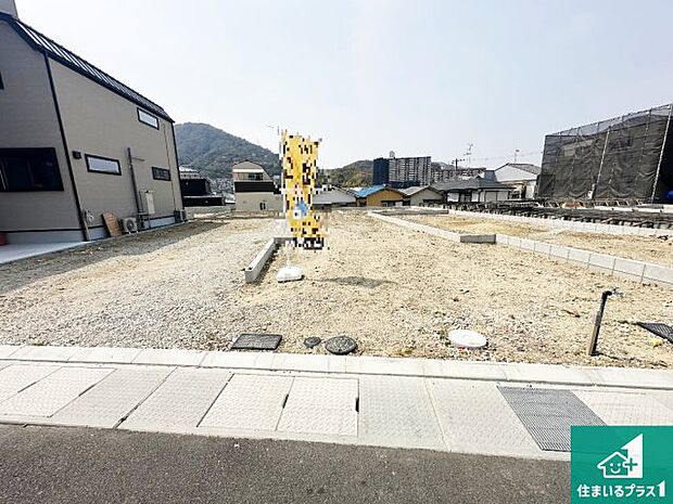 周辺は落ち着いた街並みの住宅地!子育てがしやすい住環境です!まだ未完成ですが、現地でしかわからない事もございます。是非一度ご覧ください。