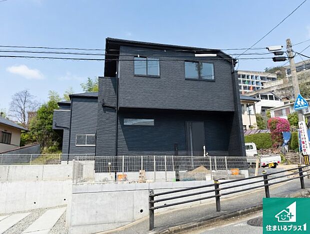 周辺は落ち着いた街並みの住宅地！子育てがしやすい住環境です！まだ未完成ですが、現地でしかわからない事もございます。是非一度ご覧ください。