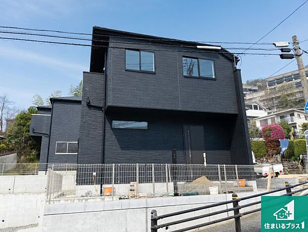 周辺は落ち着いた街並みの住宅地！子育てがしやすい住環境です！まだ未完成ですが、現地でしかわからない事もございます。是非一度ご覧ください
