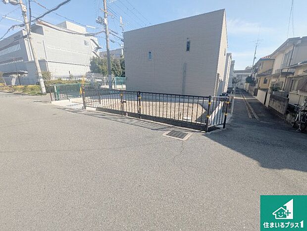 周辺は落ち着いた街並みの住宅地!子育てがしやすい住環境です!まだ未完成ですが、現地でしかわからない事もございます。是非一度ご覧ください。