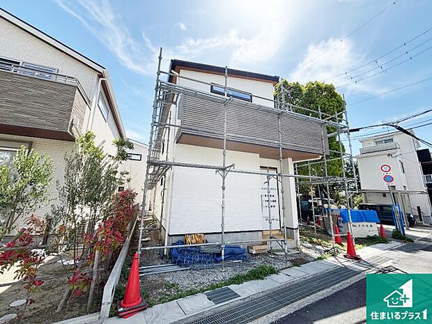 周辺は落ち着いた街並みの住宅地!子育てがしやすい住環境です!まだ未完成ですが、現地でしかわからない事もございます。是非一度ご覧ください。