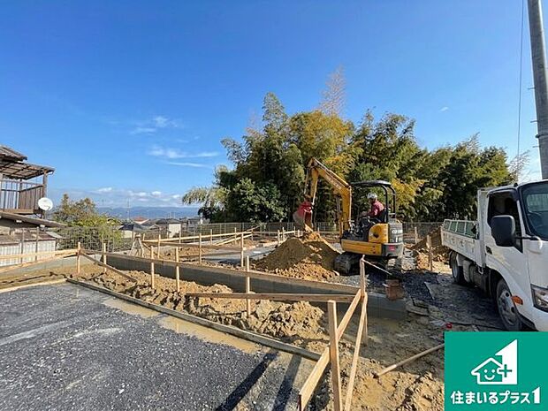 周辺は閑静な住宅街です。前面道路もしっかりと有りますので車の出し入れも安心ですよ！