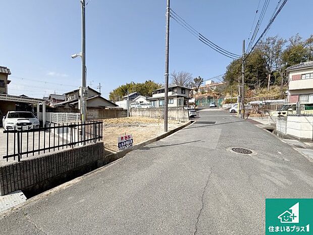 周辺は閑静な住宅街です。前面道路もしっかりと有りますので車の出し入れも安心ですよ！