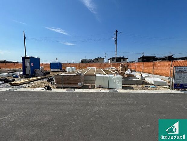 周辺は落ち着いた街並みの住宅地!子育てがしやすい住環境です!まだ未完成ですが、現地でしかわからない事もございます。是非一度ご覧ください。