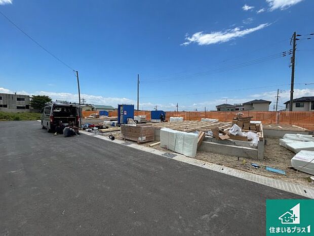 周辺は落ち着いた街並みの住宅地!子育てがしやすい住環境です!まだ未完成ですが、現地でしかわからない事もございます。是非一度ご覧ください。