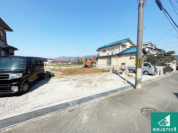 周辺は落ち着いた街並みの住宅地!子育てがしやすい住環境です!まだ未完成ですが、現地でしかわからない事もございます。是非一度ご覧ください。