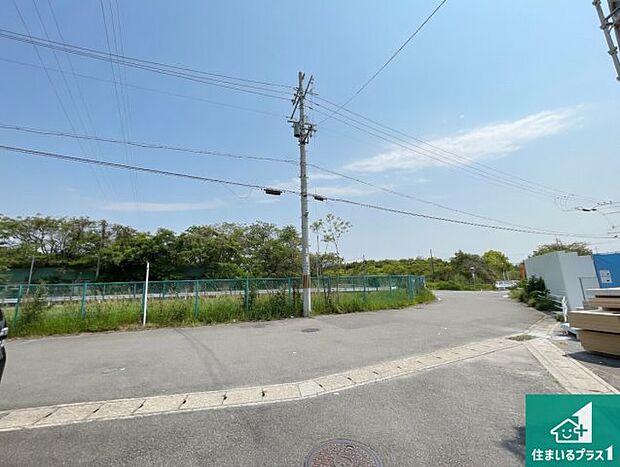 周辺は落ち着いた街並みの住宅地!子育てがしやすい住環境です!まだ未完成ですが、現地でしかわからない事もございます。是非一度ご覧ください。
