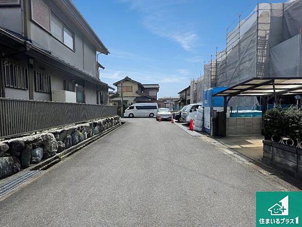 周辺は落ち着いた街並みの住宅地!子育てがしやすい住環境です!まだ未完成ですが、現地でしかわからない事もございます。是非一度ご覧ください。