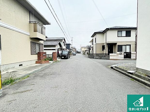 周辺は落ち着いた街並みの住宅地!子育てがしやすい住環境です!まだ未完成ですが、現地でしかわからない事もございます。是非一度ご覧ください。