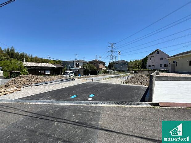 周辺は落ち着いた街並みの住宅地!子育てがしやすい住環境です!まだ未完成ですが、現地でしかわからない事もございます。是非一度ご覧ください。