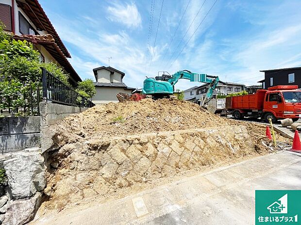 周辺は落ち着いた街並みの住宅地!子育てがしやすい住環境です!まだ未完成ですが、現地でしかわからない事もございます。是非一度ご覧ください。