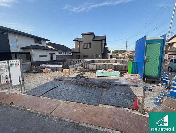 周辺は落ち着いた街並みの住宅地!子育てがしやすい住環境です!まだ未完成ですが、現地でしかわからない事もございます。是非一度ご覧ください。