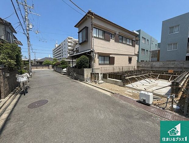 周辺は落ち着いた街並みの住宅地！子育てがしやすい住環境です！まだ未完成ですが、現地でしかわからない事もございます。是非一度ご覧ください。