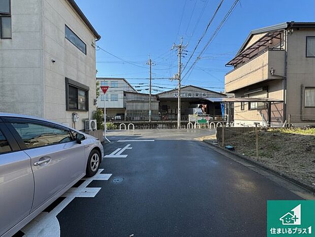 周辺は落ち着いた街並みの住宅地！子育てがしやすい住環境です！まだ未完成ですが、現地でしかわからない事もございます。是非一度ご覧ください。