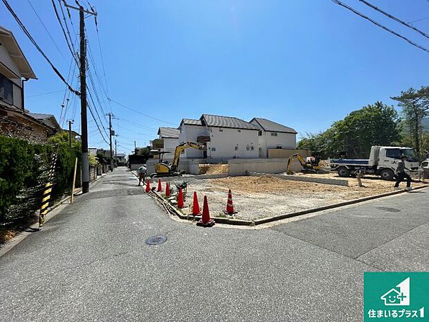 周辺は落ち着いた街並みの住宅地！子育てがしやすい住環境です！まだ未完成ですが、現地でしかわからない事もございます。是非一度ご覧ください。