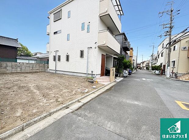 周辺は落ち着いた街並みの住宅地！子育てがしやすい住環境です！まだ未完成ですが、現地でしかわからない事もございます。是非一度ご覧ください。