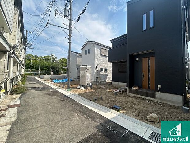周辺は落ち着いた街並みの住宅地！子育てがしやすい住環境です！まだ未完成ですが、現地でしかわからない事もございます。是非一度ご覧ください。