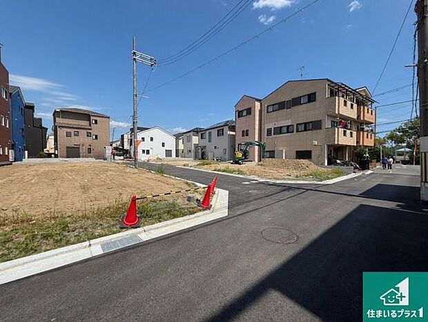 周辺は落ち着いた街並みの住宅地！子育てがしやすい住環境です！まだ未完成ですが、現地でしかわからない事もございます。是非一度ご覧ください。