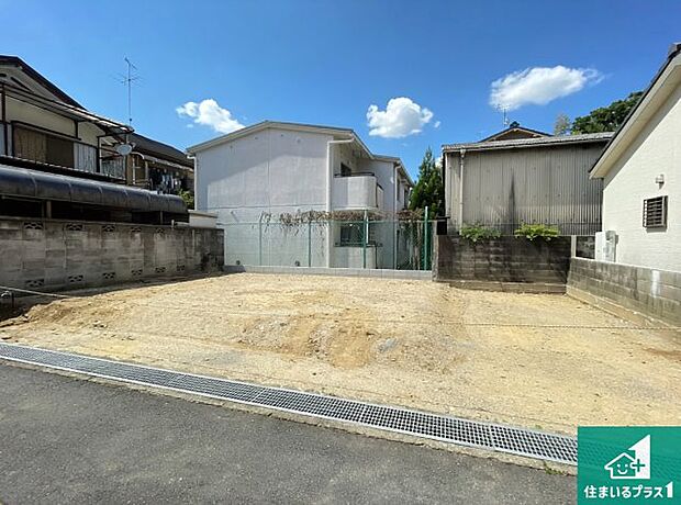 周辺は落ち着いた街並みの住宅地!子育てがしやすい住環境です!まだ未完成ですが、現地でしかわからない事もございます。是非一度ご覧ください。