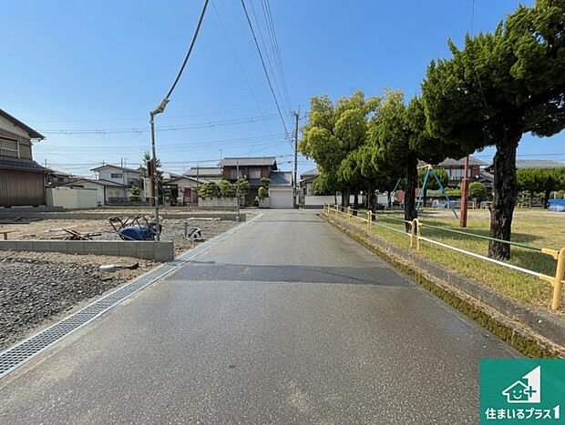 周辺は落ち着いた街並みの住宅地！子育てがしやすい住環境です！まだ未完成ですが、現地でしかわからない事もございます。是非一度ご覧ください。