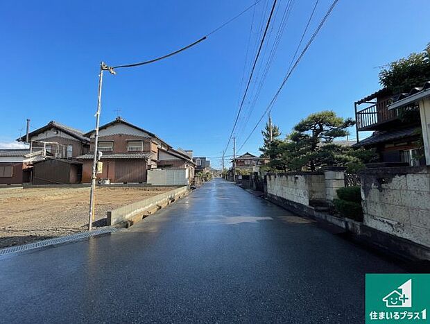 周辺は落ち着いた街並みの住宅地！子育てがしやすい住環境です！まだ未完成ですが、現地でしかわからない事もございます。是非一度ご覧ください。