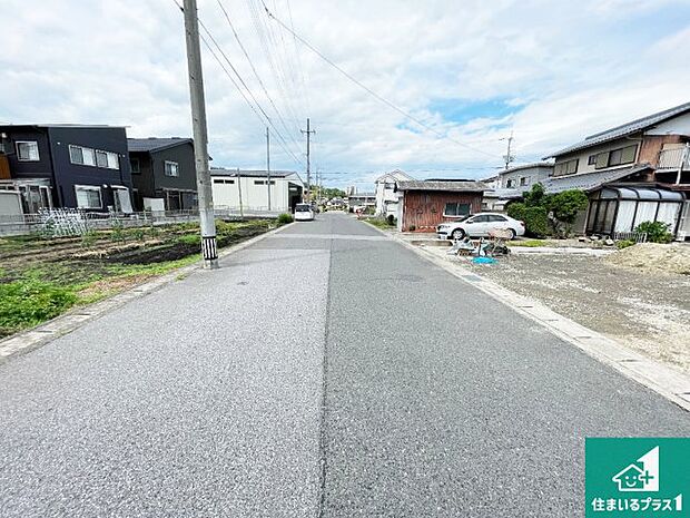 周辺は落ち着いた街並みの住宅地！子育てがしやすい住環境です！まだ未完成ですが、現地でしかわからない事もございます。是非一度ご覧ください。