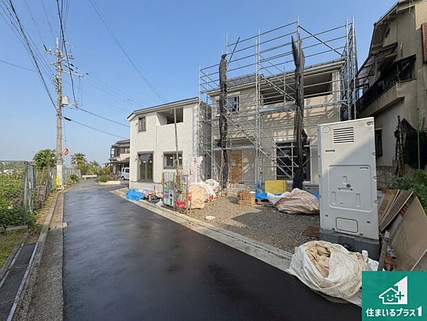 周辺は落ち着いた街並みの住宅地！子育てがしやすい住環境です！まだ未完成ですが、現地でしかわからない事もございます。是非一度ご覧ください。