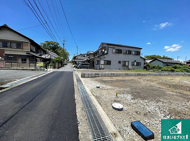 周辺は閑静な住宅街です。前面道路もしっかりと有りますので車の出し入れも安心ですよ！
