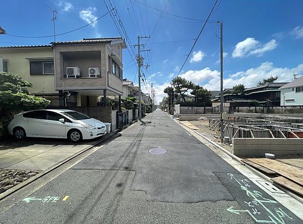 周辺は落ち着いた街並みの住宅地！子育てがしやすい住環境です！まだ未完成ですが、現地でしかわからない事もございます。是非一度ご覧ください。