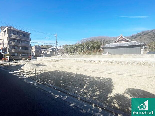 周辺は落ち着いた街並みの住宅地!子育てがしやすい住環境です!まだ未完成ですが、現地でしかわからない事もございます。是非一度ご覧ください。