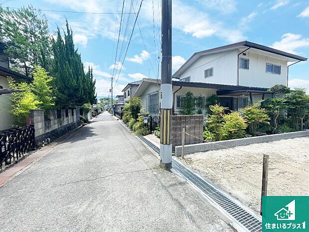 周辺は落ち着いた街並みの住宅地!子育てがしやすい住環境です!まだ未完成ですが、現地でしかわからない事もございます。是非一度ご覧ください。