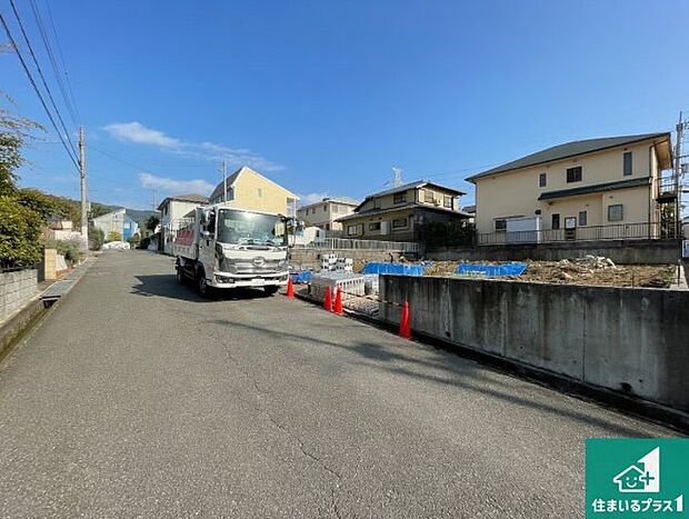 周辺は閑静な住宅街!前面道路広々で車の出し入れも便利です。駐車が苦手な方でも安心して車庫入れできます!