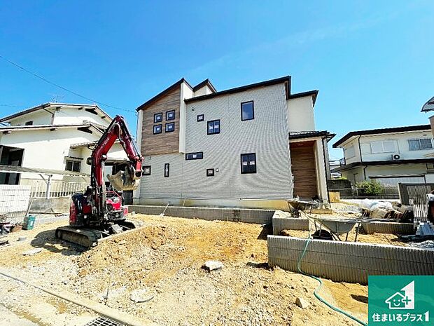 周辺は落ち着いた街並みの住宅地!子育てがしやすい住環境です!まだ未完成ですが、現地でしかわからない事もございます。是非一度ご覧ください。