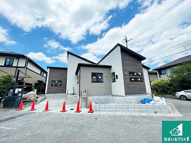 周辺は落ち着いた街並みの住宅地!子育てがしやすい住環境です!まだ未完成ですが、現地でしかわからない事もございます。是非一度ご覧ください。