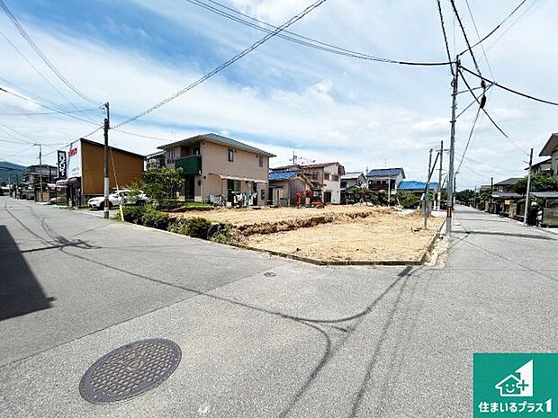 周辺は閑静な住宅街です。前面道路もしっかりと有りますので車の出し入れも安心ですよ!