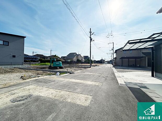 周辺は閑静な住宅街です。前面道路もしっかりと有りますので車の出し入れも安心ですよ！